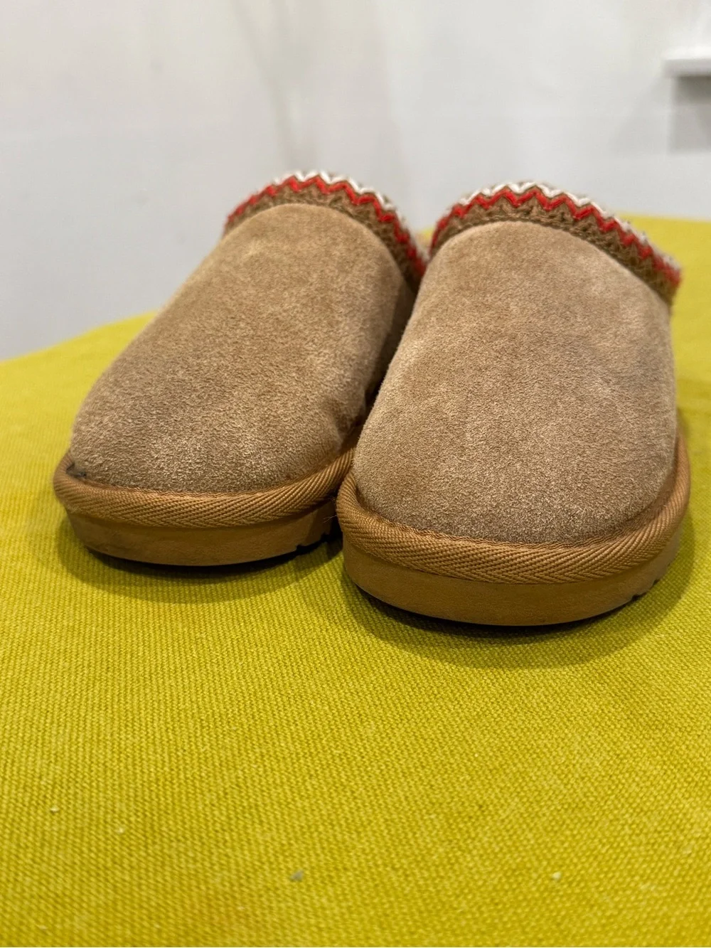 CUSHIONAIRE Sunshine Slide Beige Suede Lined Mule Slippers Size 1M Youth